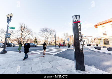 Washington DC, USA - 9 mars, 2018 : Dupont Circle avec plaque de rue, métro Métro station et les voitures en hiver, les gens crossing road Banque D'Images