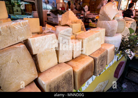 Fromages Italiens traditionnels prêts pour la vente sur un marché en Sicile Banque D'Images