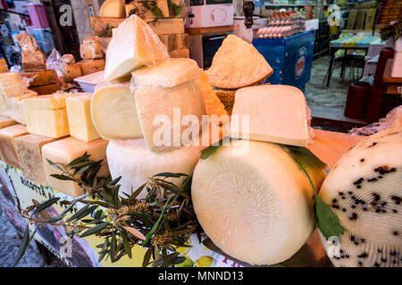 Fromages Italiens traditionnels prêts pour la vente sur un marché en Sicile Banque D'Images