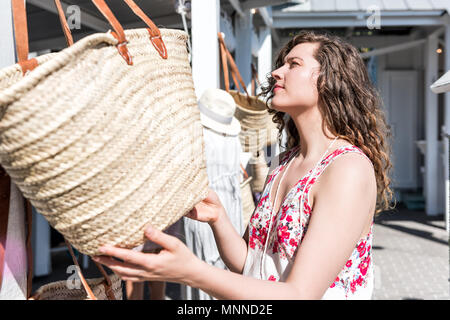 Gros plan du jeune femme shopping sac de plage en paille pour marché plein air shop store en Europe, la Grèce, l'Italie, ville Méditerranéenne, village de colorful s Banque D'Images