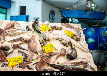 Méditerranée poisson spécial prêt à vendre sur un marché à Palerme, Sicile le 24 avril 2018. Banque D'Images