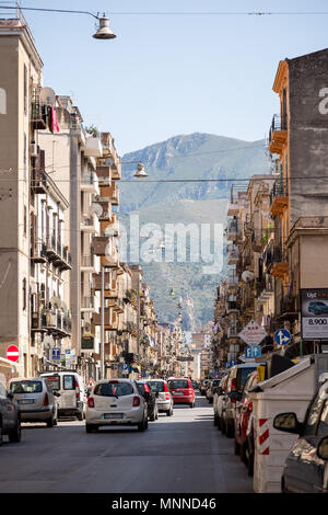 Palerme, Italie, le 24 avril 2018 : typique ruelle de la vieille ville Ballaro avec fond vallonné de Palerme, Italie. Banque D'Images