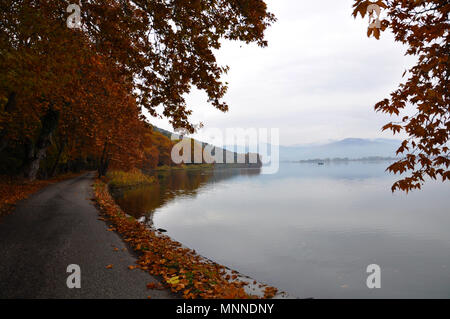 Le lac de Kastoria en automne Banque D'Images