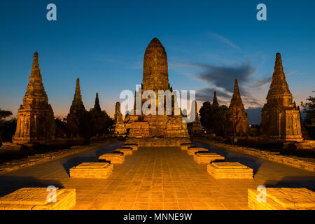 Temple Wat Chaiwatthanaram à Ayutthaya Province dans la nuit dans le parc historique d'Ayutthaya, Thaïlande. Banque D'Images