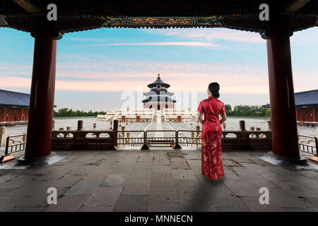 Jeune femme asiatique en vieux Chinois traditionnel robes dans le Temple du Ciel à Beijing, Chine. Banque D'Images