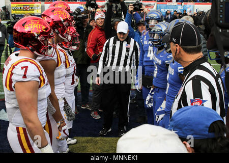 La foule entoure le tirage au sort d'avant-match marquant le début de l'AutoZone Liberty Bowl au Liberty Bowl Memorial Stadium à Memphis, Tennessee, 30 décembre 2017. Le match était entre Iowa State et l'Université de Memphis. Banque D'Images