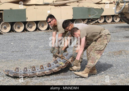 CAMP BUEHRING, Koweït - soldats avec le 1er Escadron, 1e régiment de cavalerie blindée, 2e Brigade Combat Team, Groupe de travail Spartan, déplacer un bloc 8 de l'article de M1A2 Abrams voie le 28 février lors de la sélection du meilleur char de l'équipage pour représenter la "Iron Brigade' à la Coupe 2018 Sullivan. La Coupe 2018 Sullivan est défini qui se tiendra du 30 avril au 4 mai à Fort Benning, en Géorgie. Banque D'Images