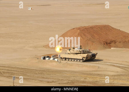 CAMP BUEHRING, Koweït - soldats avec le 1er Escadron, 1e régiment de cavalerie blindée, 2e Brigade Combat Team, Groupe de travail Spartan, tirer sur un M1A2 Abrams tank le 28 février à Udairi Plage durant la sélection de la meilleure qualification de l'équipage du réservoir pour représenter la "Iron Brigade' à la Coupe 2018 Sullivan. La Coupe 2018 Sullivan est défini qui se tiendra du 30 avril au 4 mai à Fort Benning, en Géorgie. Banque D'Images