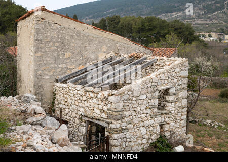 Ancienne maison en pierre, toit manquant remise en Croatie (île de Cres) Banque D'Images