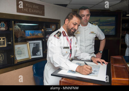 DOHA, QATAR (11 mars 2018) Le Général de Abdulla bin Hassan Al Sulaiti, commandant de la Force navale de l'Émir du Qatar signe un portrait au cours de sa visite à bord de la classe Arleigh Burke destroyer lance-missiles USS Sampson (DDG 102). Sampson est déployé avec le groupe aéronaval du Theodore Roosevelt à la 5e flotte américaine zone d'opérations à l'appui des opérations maritimes de rassurer les alliés et les partenaires et de préserver la liberté de navigation et la libre circulation du commerce dans la région. Banque D'Images