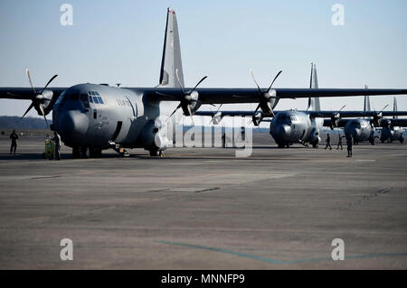 Six C-130 se préparer pour le décollage 12 mars 2018 à Little Rock Air Force Base, l'équipe de l'arche Little Rock a accueilli plus de 65 aviateurs de six ailes d'apprendre ensemble et de mettre en valeur le transport aérien tactique. Les partenariats et améliorer l'efficacité opérationnelle de l'interopérabilité et de préparation aux missions. Banque D'Images