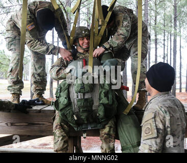 Un parachutiste affecté à la 3e Brigade Combat Team, 82nd Airborne Division trains à la United States Army Advanced école aéroportée à Fort Bragg, Caroline du Nord avec un missile Stinger Jump Pack le 13 mars. Les parachutistes formés avec l'équipement spécialisé en vue de mener des opérations aéroportées en ligne statique avec le missile sol-air. Banque D'Images