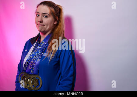 Airman Senior Karah Behrend, Air Force guerrier blessé, pose pour un portrait qu'elle a gagné des médailles au cours du récent procès du guerrier blessé à Las Vegas, NV le 13 mars 2018. Behrend est actuellement affecté à la 70e Renseignement, Surveillance et Reconnaissance Wing au Fort George G. Meade, Md a reçu un diagnostic de Dystrophie Sympathique Réflexe (DSR) en 2015 et a ensuite été inscrits dans l'AFW2P en 2016. Après avoir participé à l'aviron, 100 mètres, lancer du poids, le rugby et le volley-ball, Behrend est maintenant membre de l'Armée de l'air pour les soldats blessés de l'équipe de la concurrence. L'AFW2P est conçu pour fournir personnelles Banque D'Images