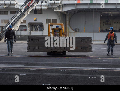 NORFOLK, Virginie (Mar. 14, 2018) marins déplacer explosées dans la zone au cours d'une charge sur les armes à bord de l'USS Harry S. Truman (CVN 75). Truman est actuellement amarré à la Naval Station Norfolk préparatifs de déploiement. Banque D'Images