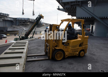 NORFOLK, Virginie (Mar. 14, 2018) 1ère classe Ordnanceman Aviation Simon Hernandez opère un chariot élévateur sur un aéronef au cours d'un élévateur de charge d'armes à bord de l'USS Harry S. Truman (CVN 75). Truman est actuellement amarré à la Naval Station Norfolk préparatifs de déploiement. Banque D'Images