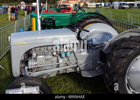 L'affichage du tracteur au Show, shérif devient North Yorkshire, England, UK Banque D'Images