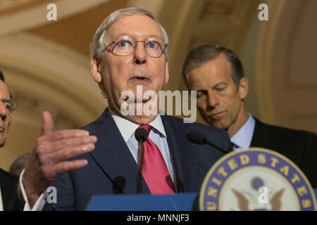 Sénat chef républicain Mitch Mcconnell (R-KY) défend le président Trump partage des renseignements classifiés avec des représentants russes au cours d'une conférence de presse sur la colline du Capitole le 16 mai, 2017. Banque D'Images