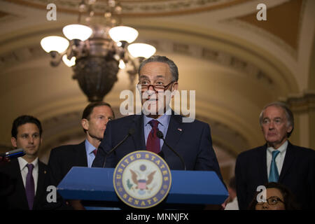 Sénat démocratique Leader Chuck Schumer (D-NY) demande une enquête sur le Président Trump après la fuite d'informations classifiées par Trump de responsables russes la semaine dernière au cours d'une conférence de presse sur la colline du Capitole le 16 mai, 2017. Banque D'Images