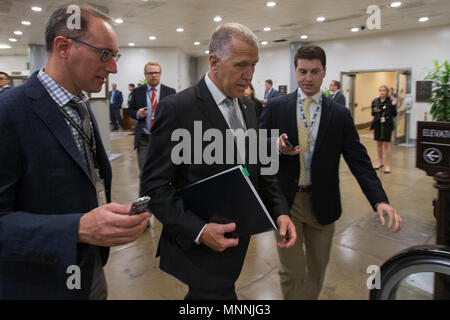 Le sénateur Dan Sullivan (R-AK) parle avec des journalistes dans la capitale américaine subway sur sa façon de voter le 16 mai, 2017. Banque D'Images