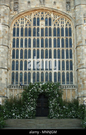 Fleurs et feuillage entourent la porte Ouest de la Chapelle St George du château de Windsor pour le mariage du prince Harry à Meghan Markle. Banque D'Images