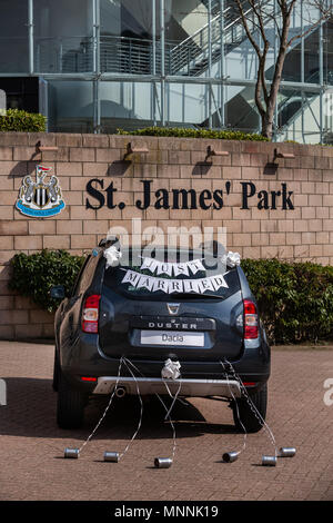 Ce n'est pas qu'un certain membre de la famille royale qui sera d'avoir un week-end magique en mai. Dacia, la meilleure valeur de marque de voiture au Royaume-Uni, l'offre super rugby fans l'occasion de célébrer leur amour à St James' Park Stadium lors de la Dacia tournoi de rugby Week-end magique, 19-20th mai. Un heureux couple va gagner le droit à un traitement royal tous frais payés, une fois dans une vie à la célébration de mariages le stade. Pour entrer, des couples juste besoin de la tête à dacia.co.uk/magic-week-end comprend : Atmosphère Où : , Newcastle United Kingdom Quand : 18 Avr 2018 Crédit : David/bois/WENN.com PinPep Banque D'Images