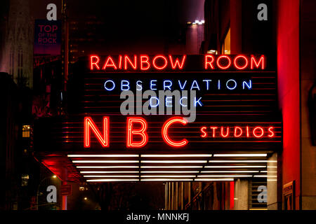 La ville de New York, USA - Avril 2018 : NBC Studios à néon nuit à Manhattan Banque D'Images