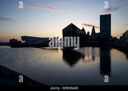 Crépuscule du soir sur Canning Dock vers l'île de Mann et le Liver Building Liverpool UK Banque D'Images