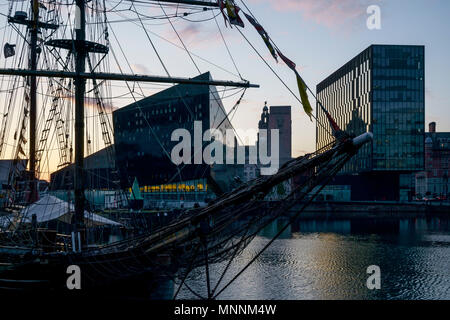 Crépuscule du soir sur Canning Dock vers l'île de Mann et le Liver Building Liverpool UK Banque D'Images