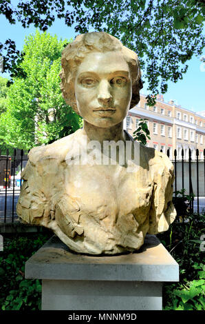 Buste de Noor Inayat Khan (British-Indian agent : 1914-1944) Gordon Square Gardens, Bloomsbury, London, England, UK. A travaillé pour le SOE et le .... Banque D'Images