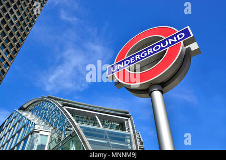 Métro de Londres à la cocarde de la gare Victoria, London, England, UK. Banque D'Images