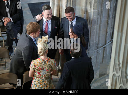 David et Victoria Beckham (à droite) parler avec Sir Elton John et David Furnish (à gauche) et Sofia Wellesley et James Blunt (premier plan), lorsqu'ils arrivent dans la Chapelle St George du château de Windsor pour le mariage du prince Harry et Meghan Markle. Banque D'Images