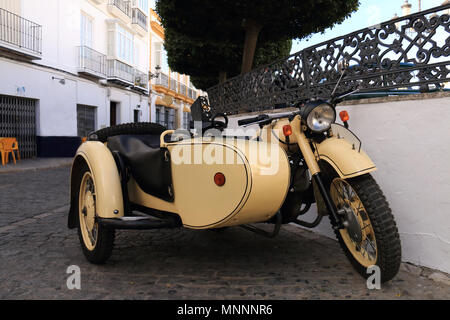 Vieille moto avec side-car des années 70 Banque D'Images