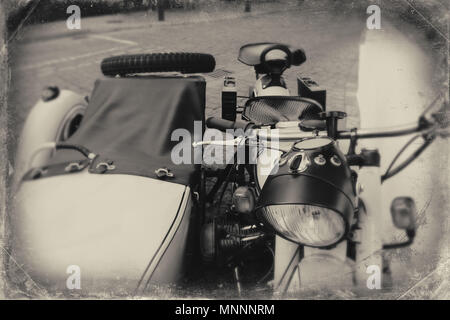 Vieille moto avec side-car des années 70 Banque D'Images