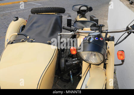 Vieille moto avec side-car des années 70 Banque D'Images