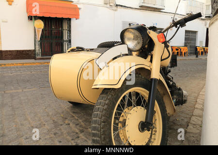 Vieille moto avec side-car des années 70 Banque D'Images