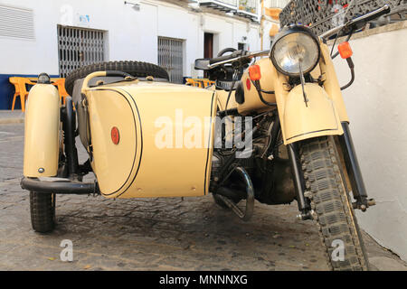 Vieille moto avec side-car des années 70 Banque D'Images