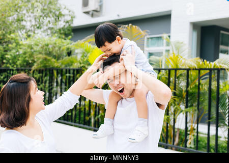 Cute Asian père usurpation de son fils avec sa femme dans le parc. Famille excité de passer du temps ensemble avec bonheur Banque D'Images