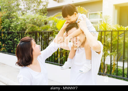 Cute Asian père usurpation de son fils avec sa femme dans le parc. Famille excité de passer du temps ensemble avec bonheur Banque D'Images