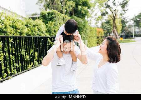 Cute Asian père usurpation de son fils avec sa femme dans le parc. Famille excité de passer du temps ensemble avec bonheur Banque D'Images