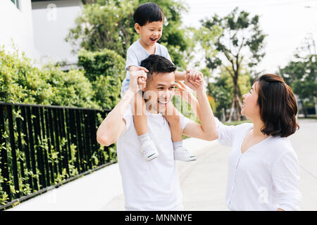 Cute Asian père usurpation de son fils avec sa femme dans le parc. Famille excité de passer du temps ensemble avec bonheur Banque D'Images