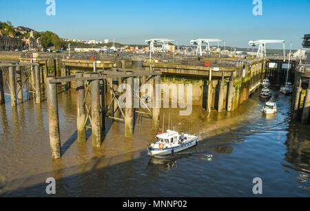 Petits bateaux de pêche de quitter l'un des verrous dans le barrage de la baie de Cardiff pour entrer dans le canal de Bristol Banque D'Images