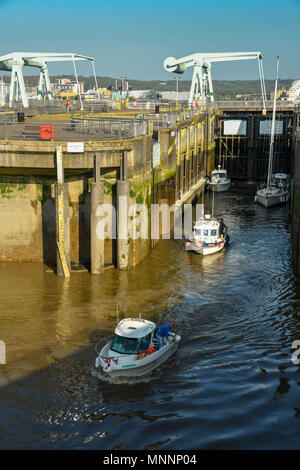 Petits bateaux de pêche de quitter l'un des verrous dans le barrage de la baie de Cardiff pour entrer dans le canal de Bristol Banque D'Images