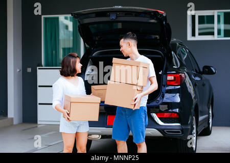 Asiatique mature couple marié transportant des boîtes de carton de coffre de voiture à new home Banque D'Images