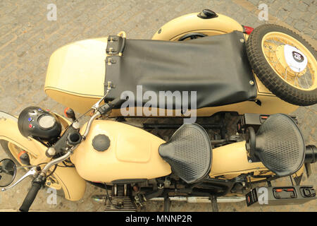 Vieille moto avec side-car des années 70 Banque D'Images