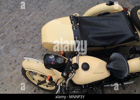 Vieille moto avec side-car des années 70 Banque D'Images