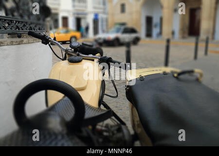 Vieille moto avec side-car des années 70 Banque D'Images