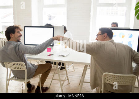 Friendly collègues fist bumping Célébrons les succès et bon te Banque D'Images