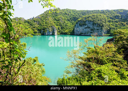 Thale Nai ou Blue Lagoon (le lac Emerald) High angle view belle nature paysage vert de mer au milieu de montagne à Koh Mae Ko vue de l'île Banque D'Images