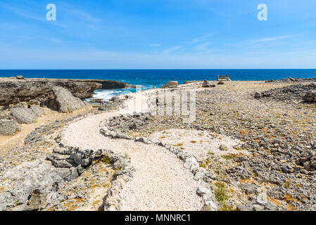 Shete Boka National park - un paysage extraordinaire paysage autour de la petite île antillaise de Curaçao dans les îles ABC - le fracas des vagues sur la plage et Banque D'Images