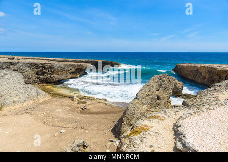 Shete Boka National park - un paysage extraordinaire paysage autour de la petite île antillaise de Curaçao dans les îles ABC - le fracas des vagues sur la plage et Banque D'Images